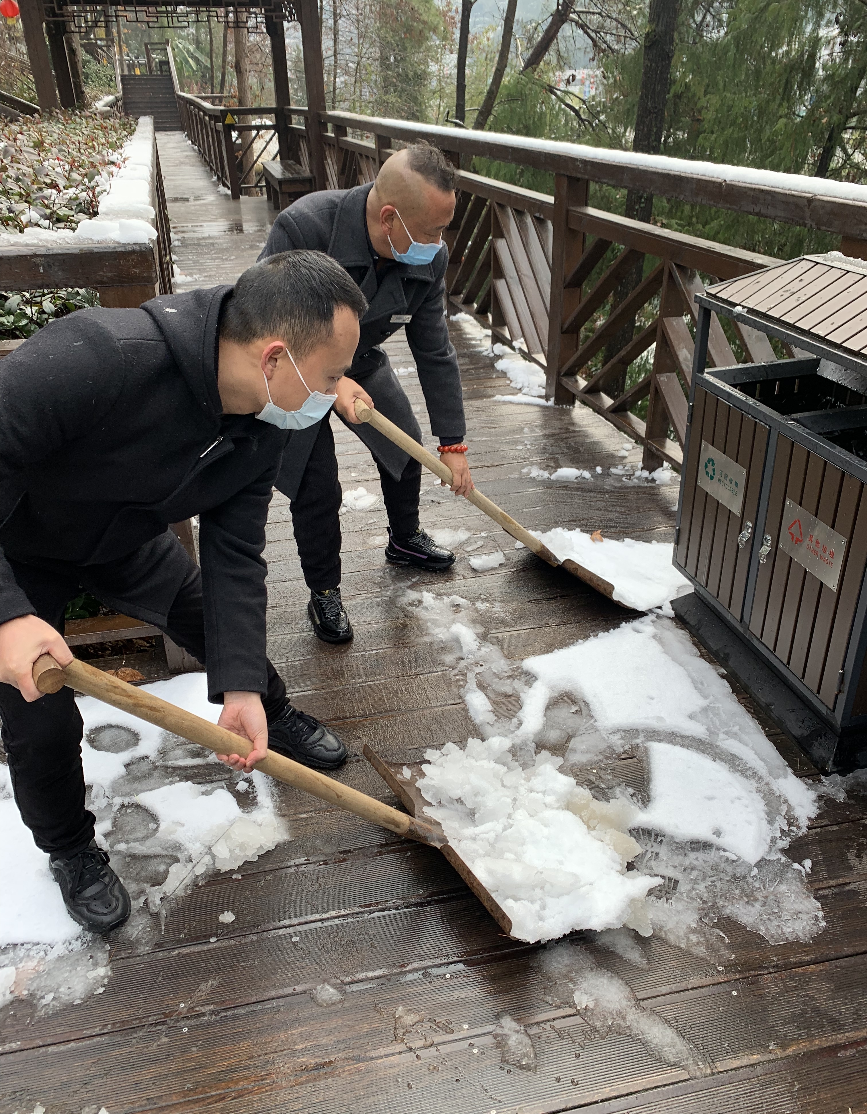 扫雪确保经营道路安全.jpg