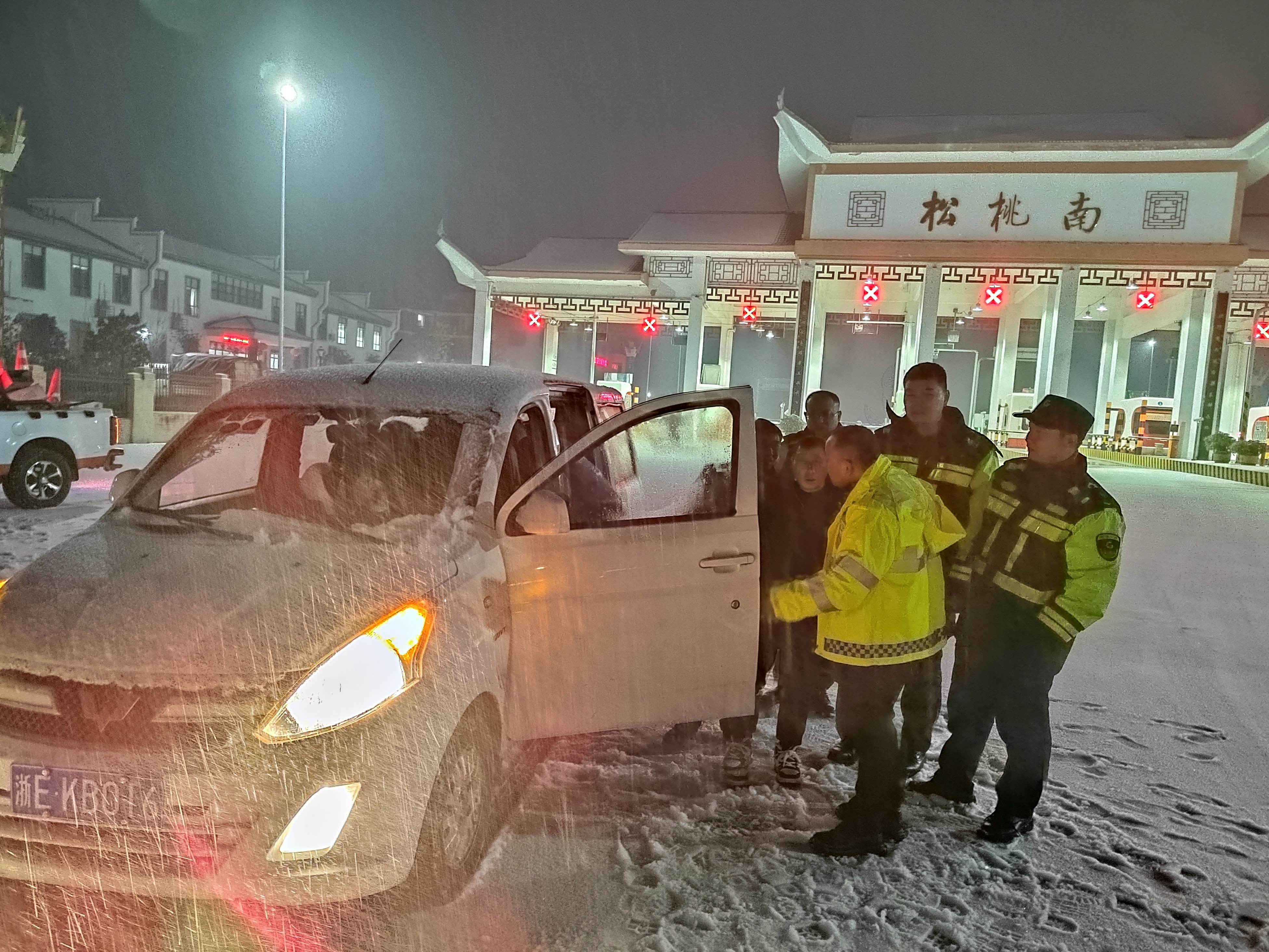 救援被困面包车.jpg