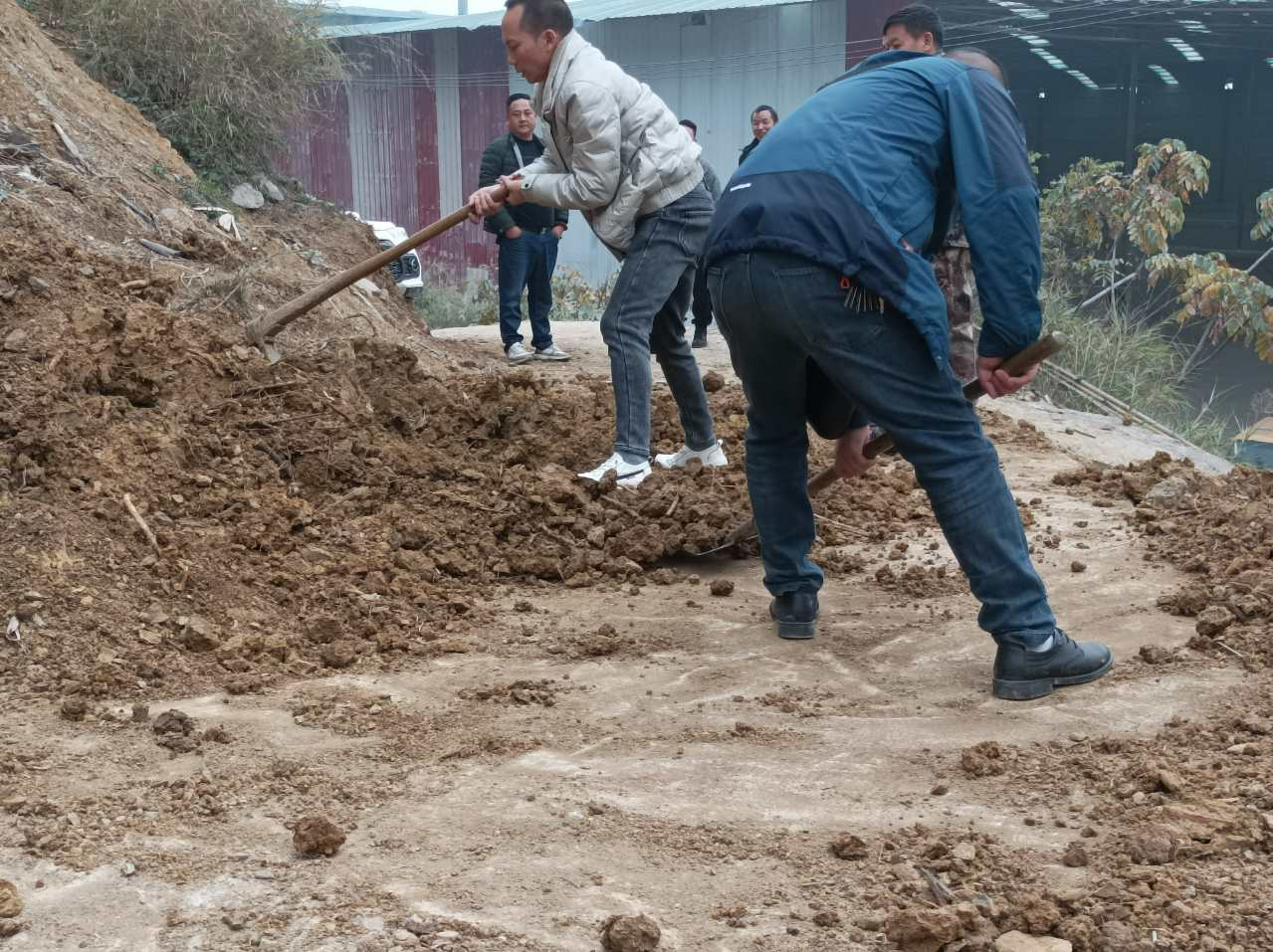 为当地村民拓宽道路.png